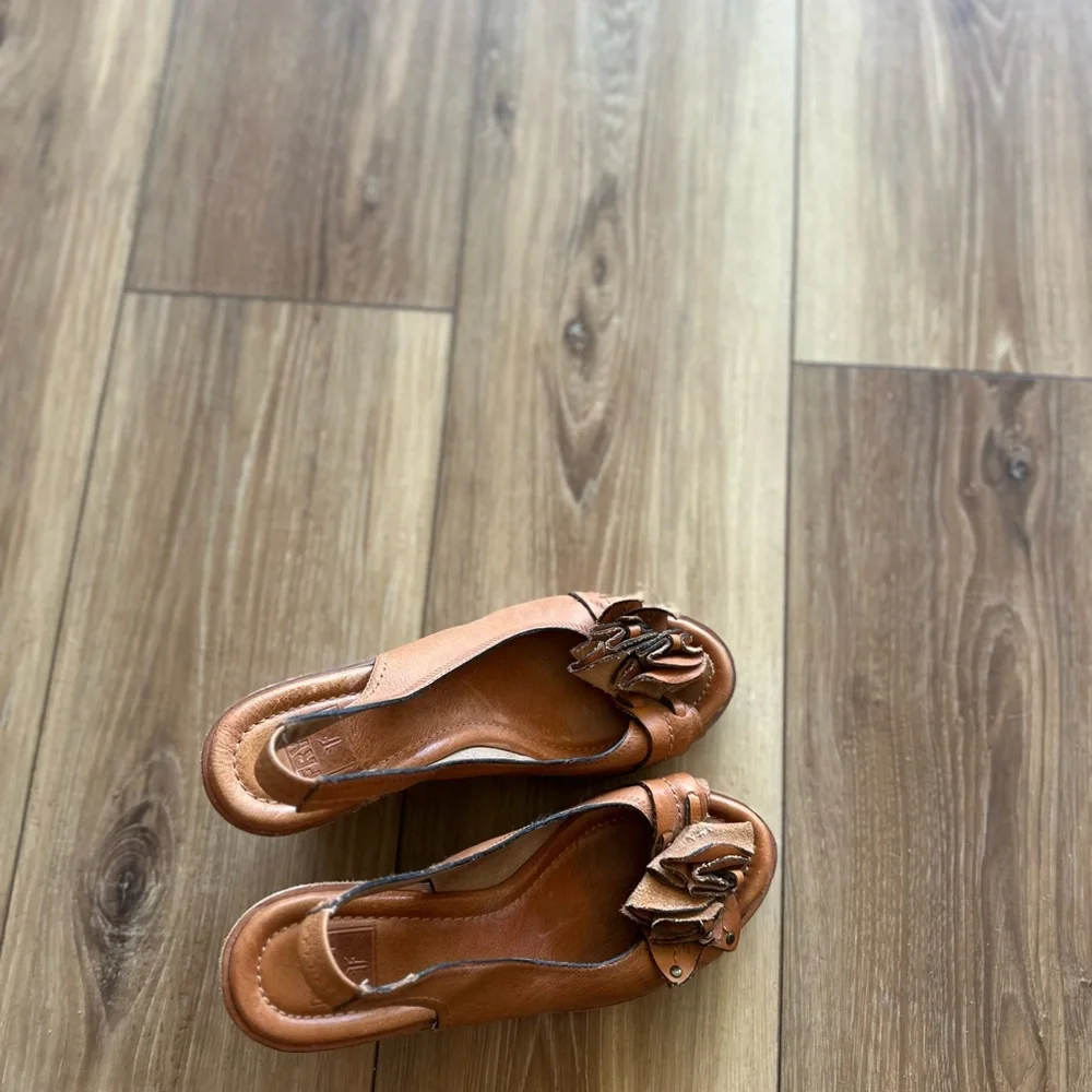 Frye Women's leather pepper leaf Slingback wedge size 7.5M